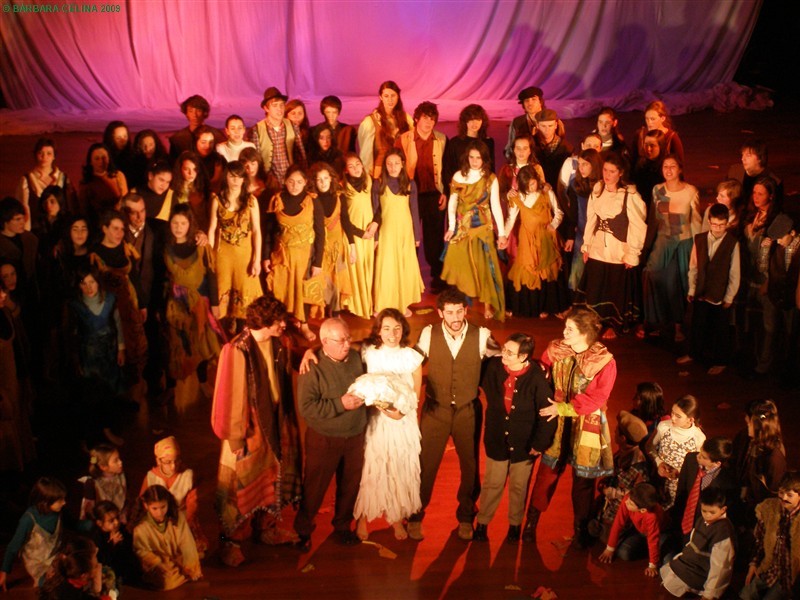 Espectáculo &quot;Cantar o Menino D&quot;Oiro&quot; encanta Montalegre