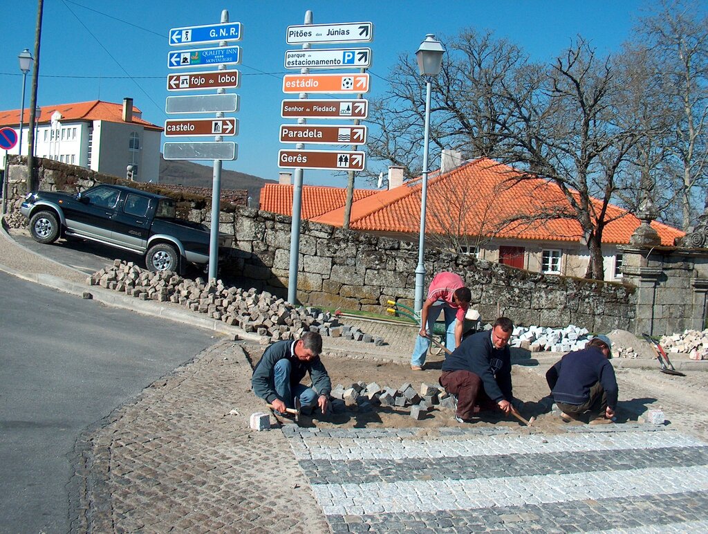 Passadeiras, em cubo, nas ruas da vila de Montalegre