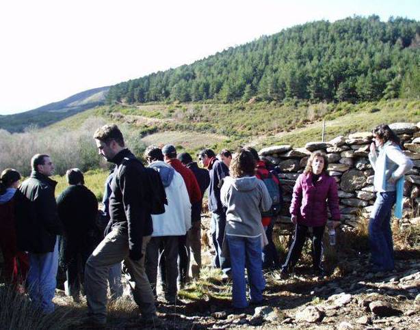 Fojo do Lobo do Avelar visitado por turistas