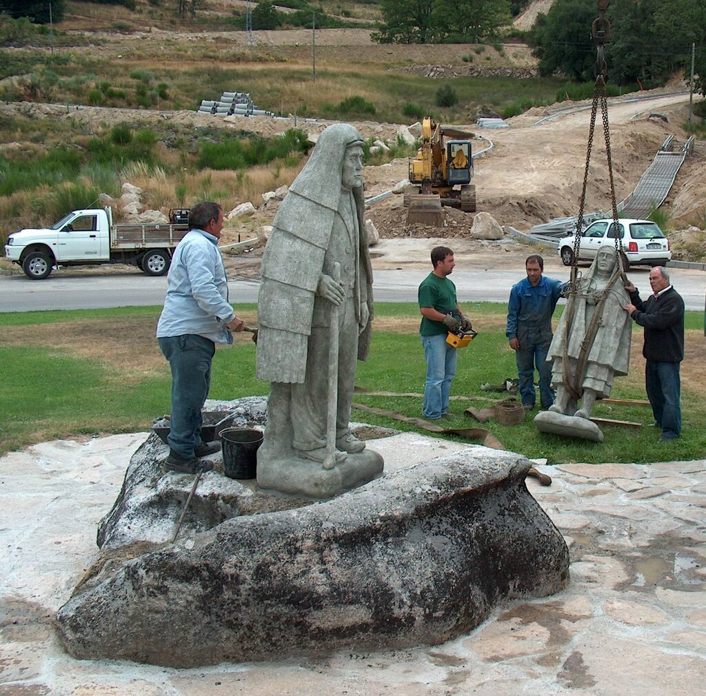 Município presta homenagem ao homem e à mulher barrosã na "Rotunda do Rolo"
