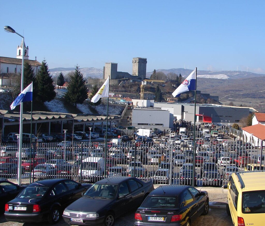 Parque automóvel lotado com a Feira do Fumeiro